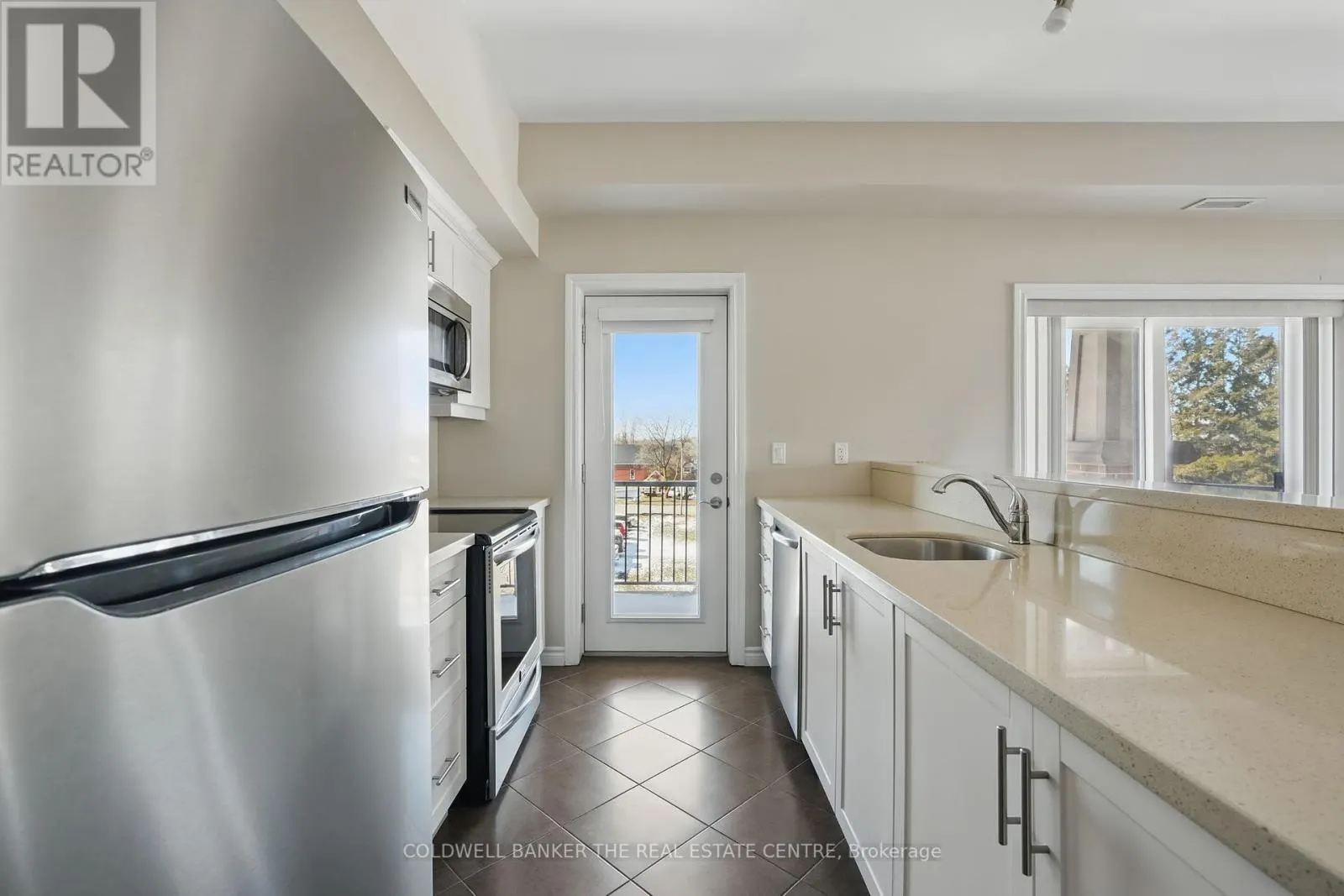 305 - 19A YONGE STREET N