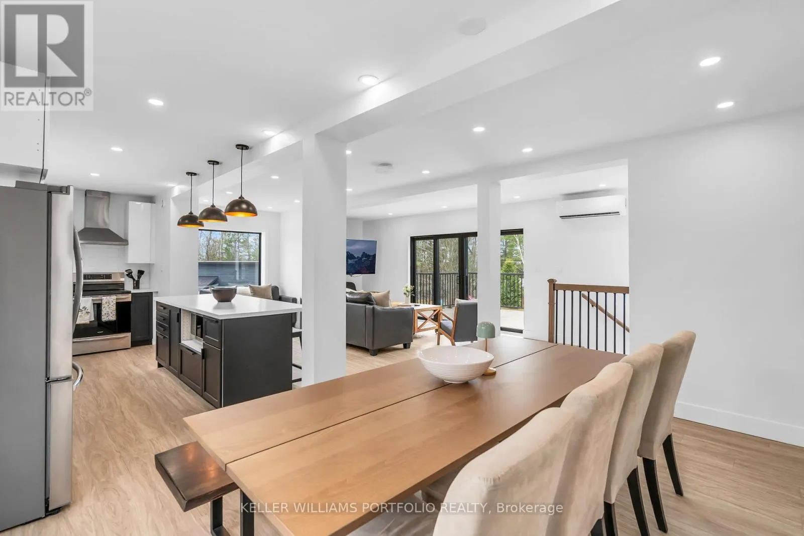 2 GROSVENOR DRIVE