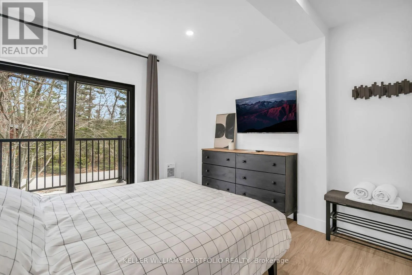 2 GROSVENOR DRIVE