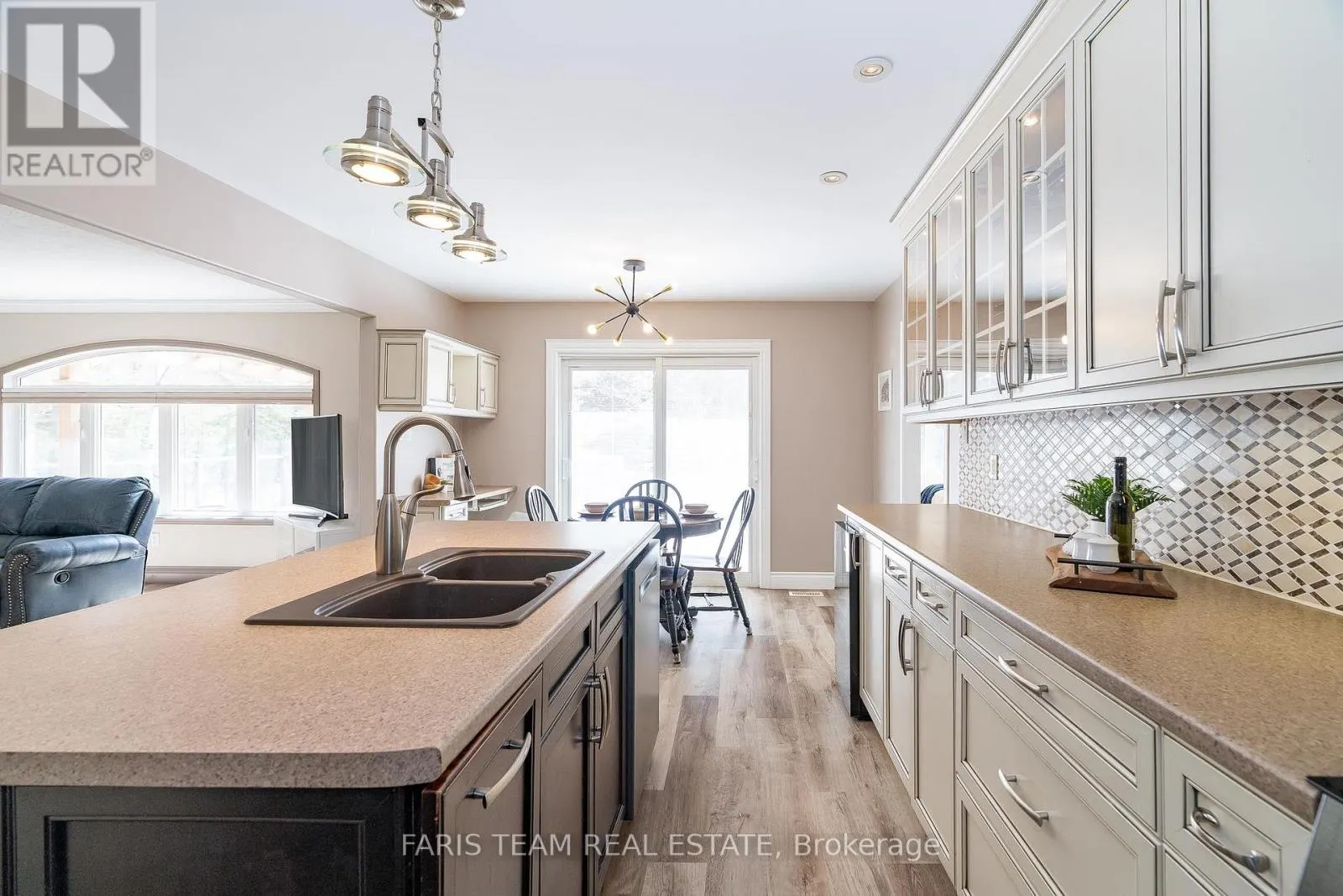 6 MEADOWBROOK BOULEVARD