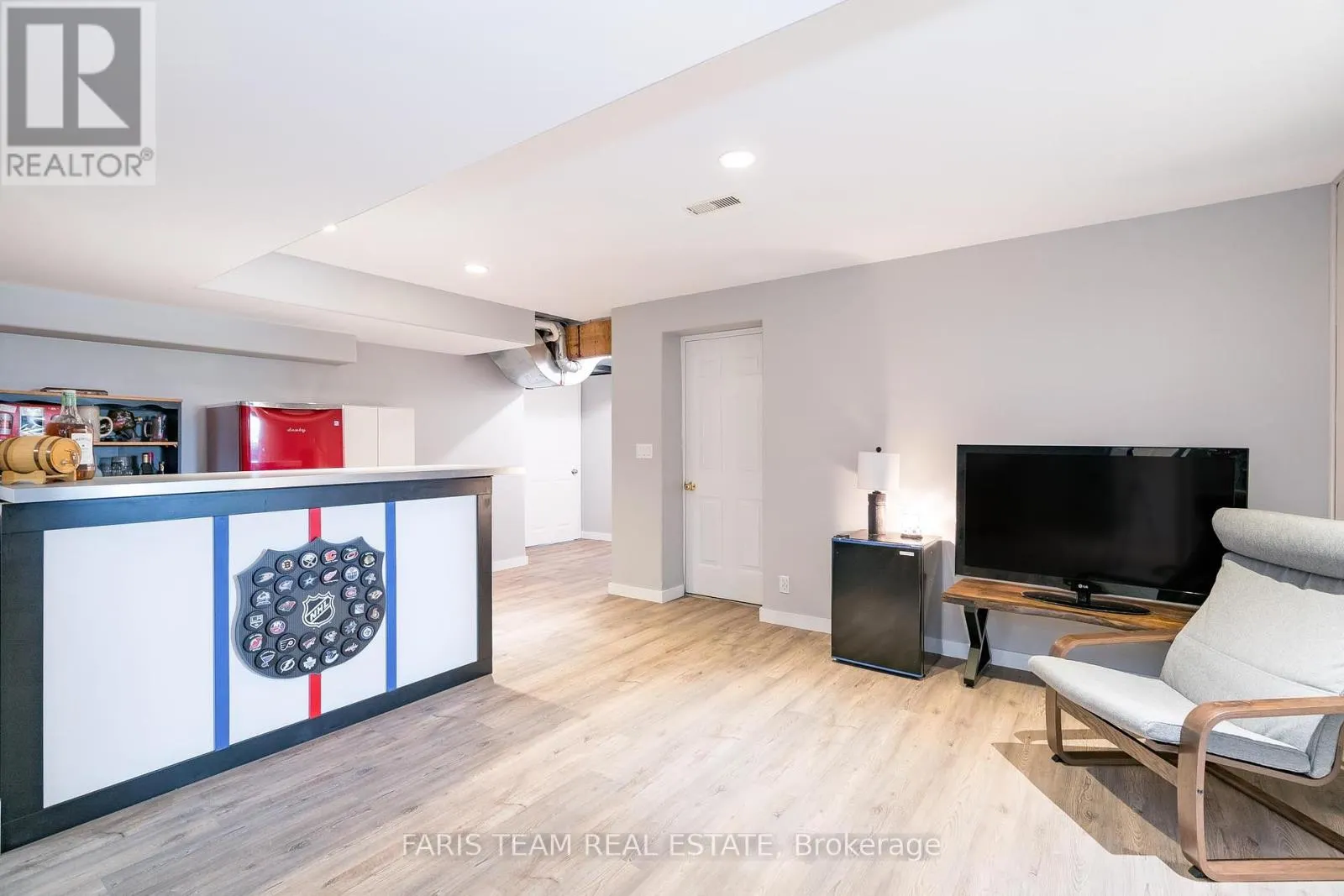 6 MEADOWBROOK BOULEVARD