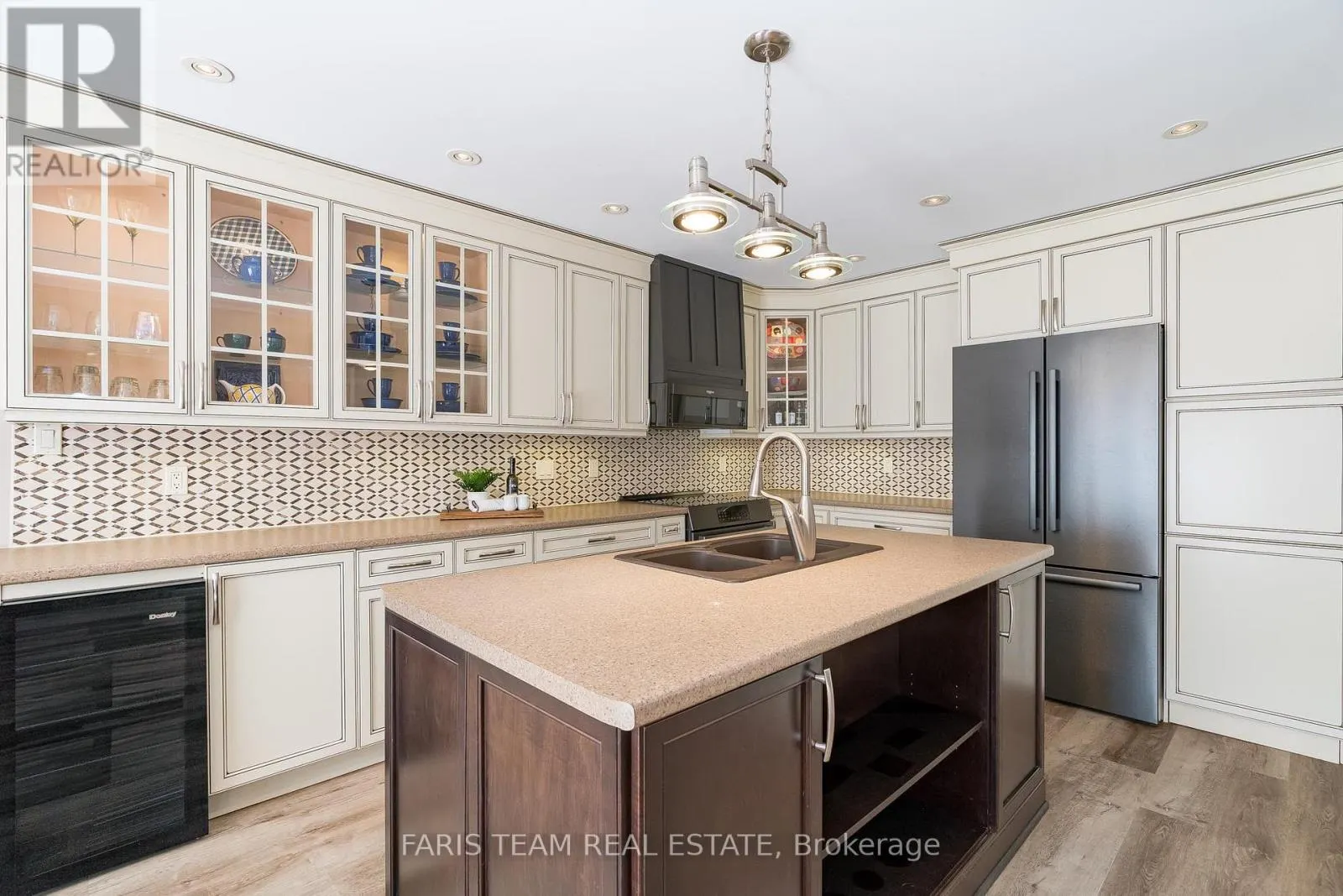 6 MEADOWBROOK BOULEVARD