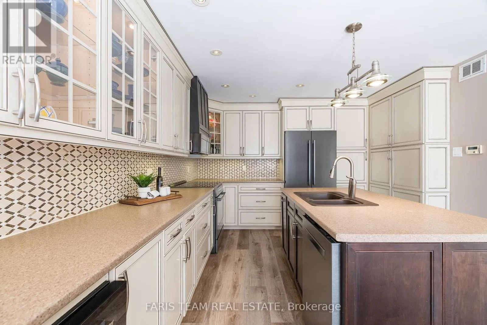 6 MEADOWBROOK BOULEVARD
