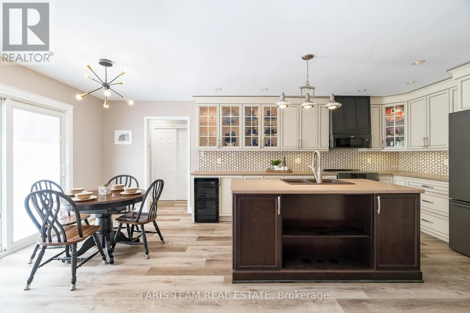 6 MEADOWBROOK BOULEVARD