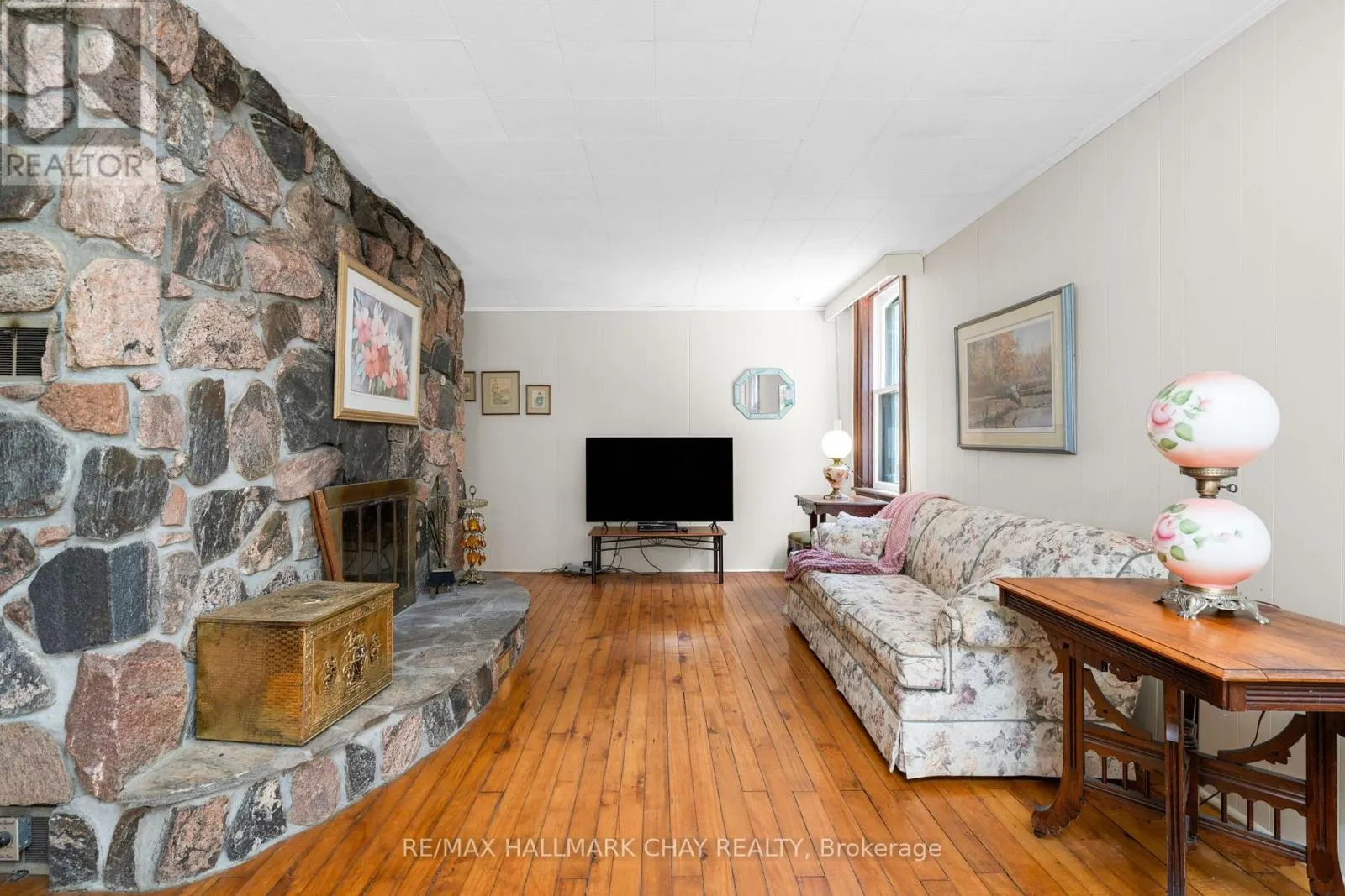 1407 FLOS 8 ROAD W