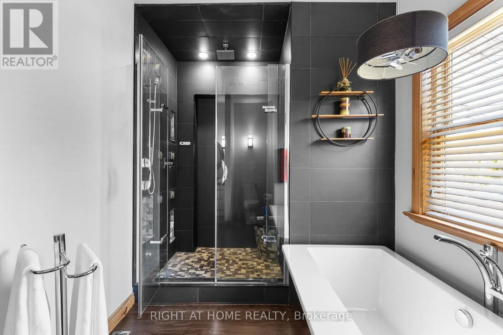 21 LAKESHORE ROAD E