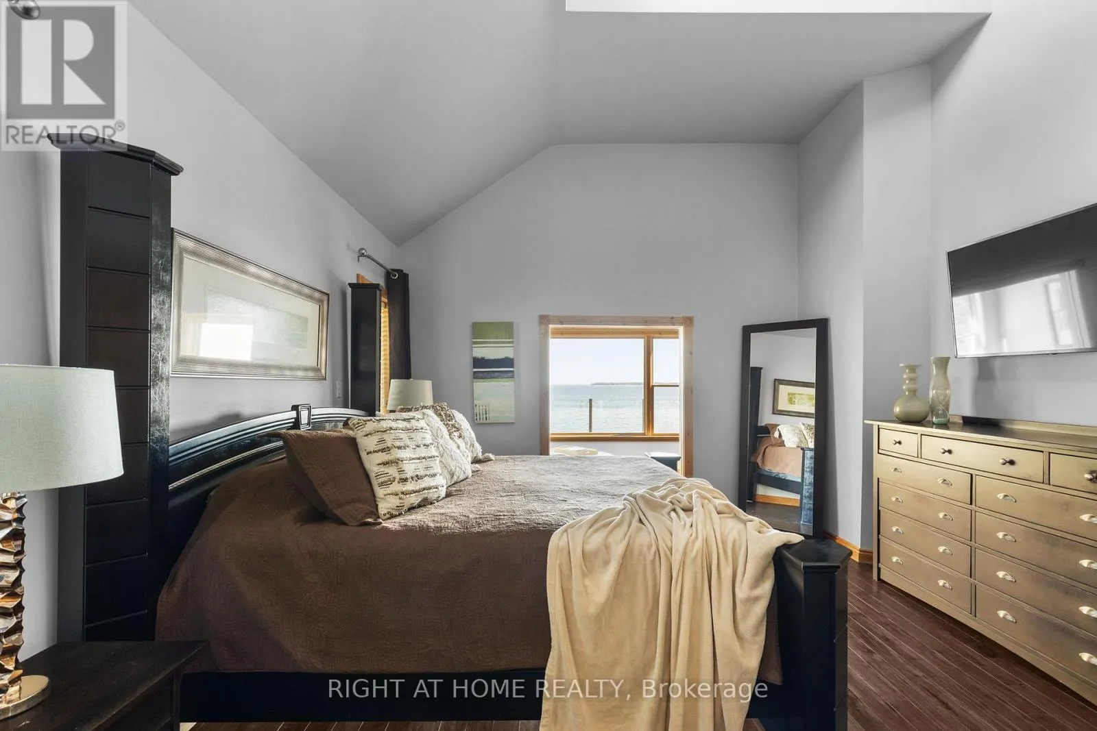 21 LAKESHORE ROAD E