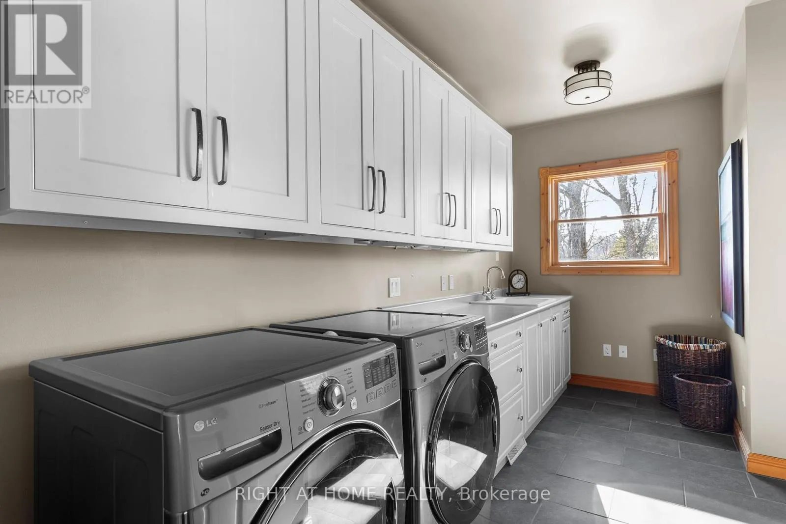 21 LAKESHORE ROAD E