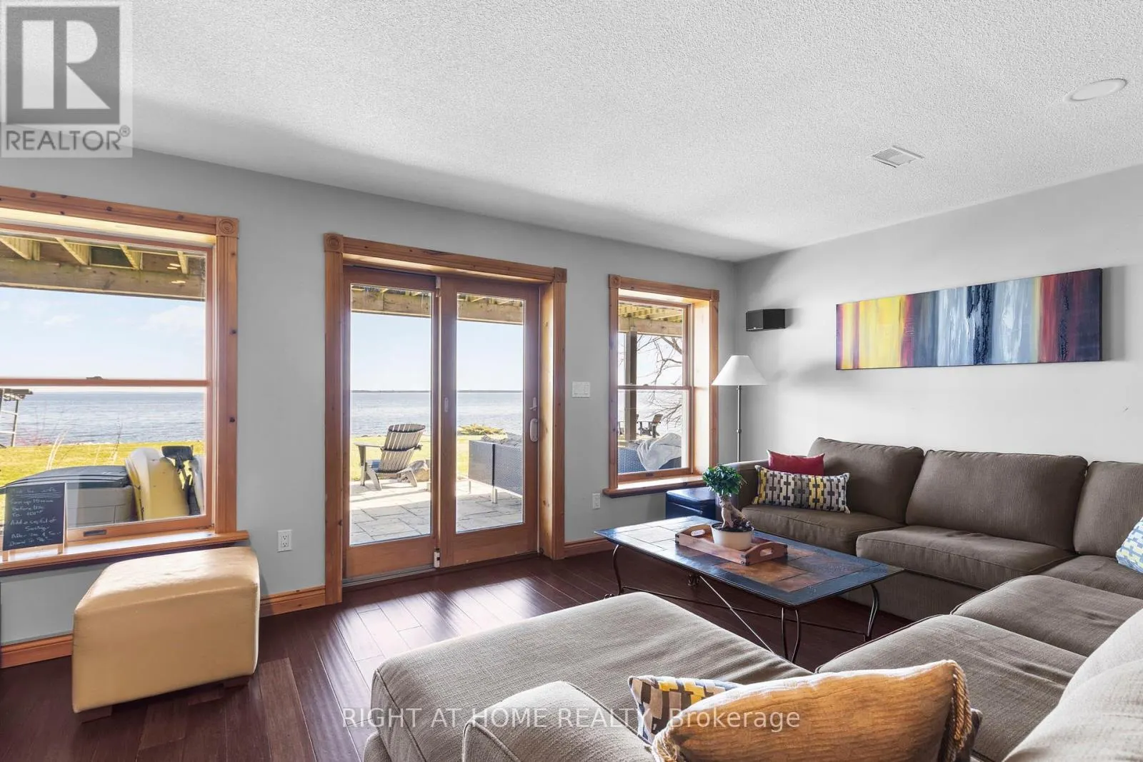 21 LAKESHORE ROAD E