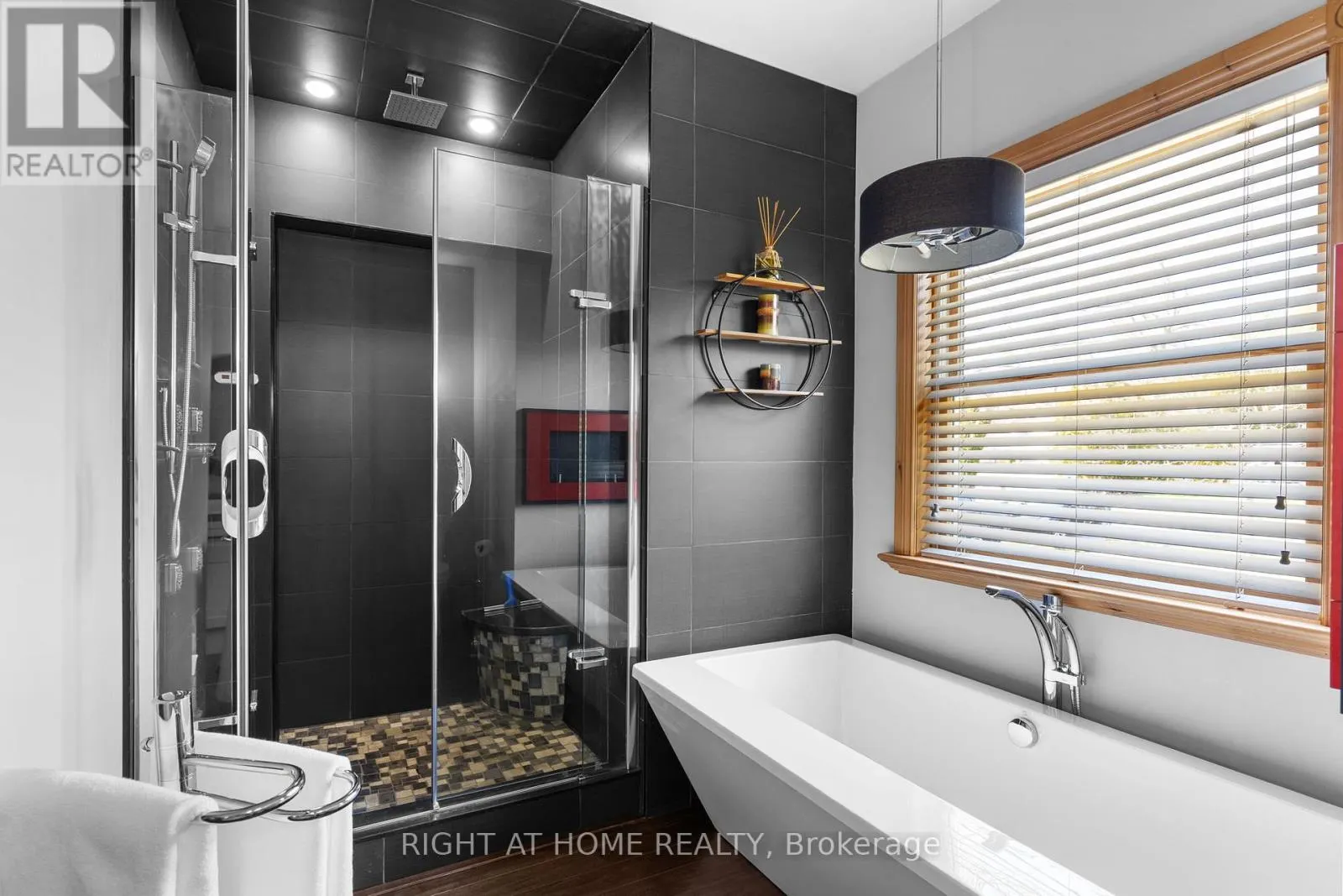 21 LAKESHORE ROAD E