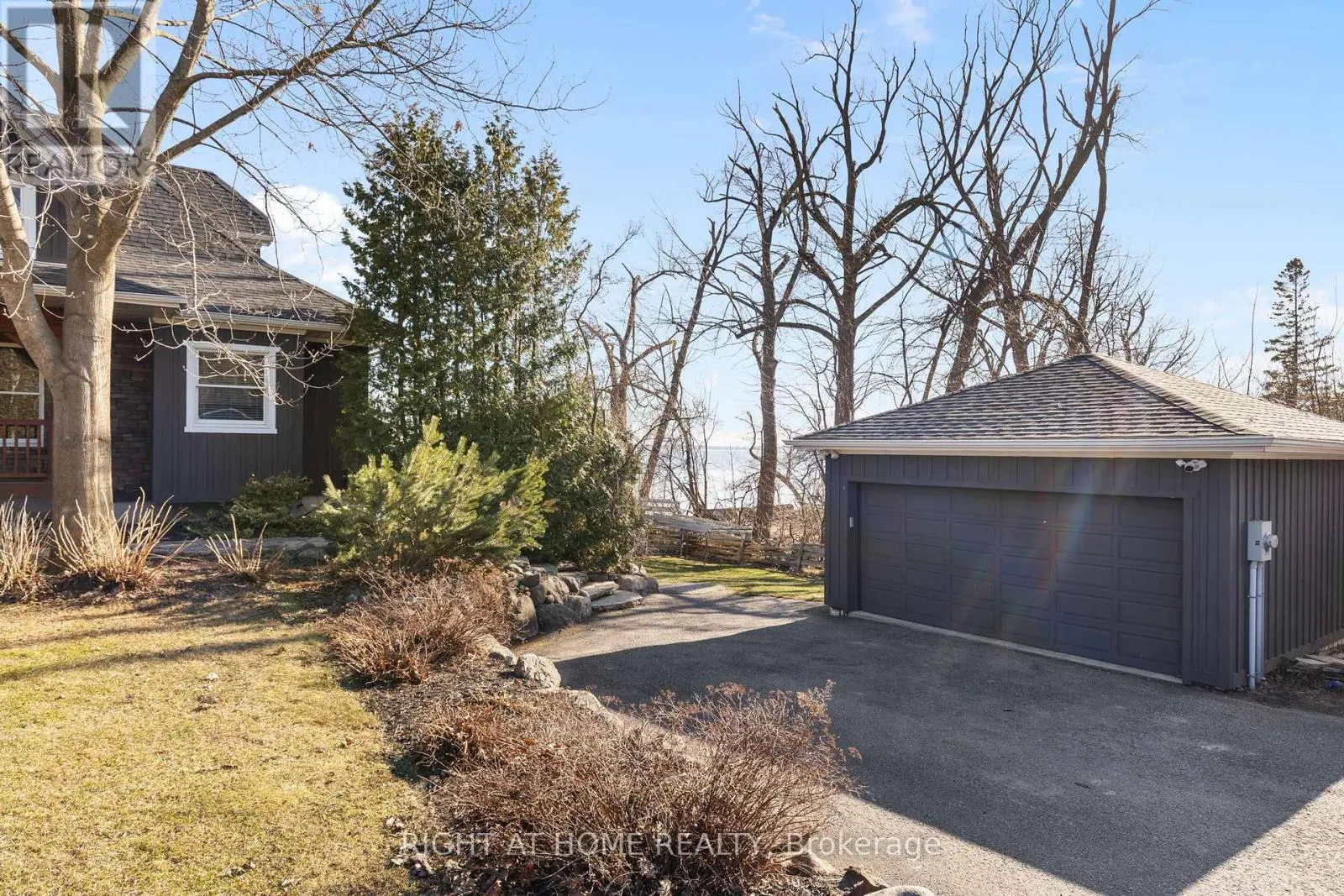 21 LAKESHORE ROAD E