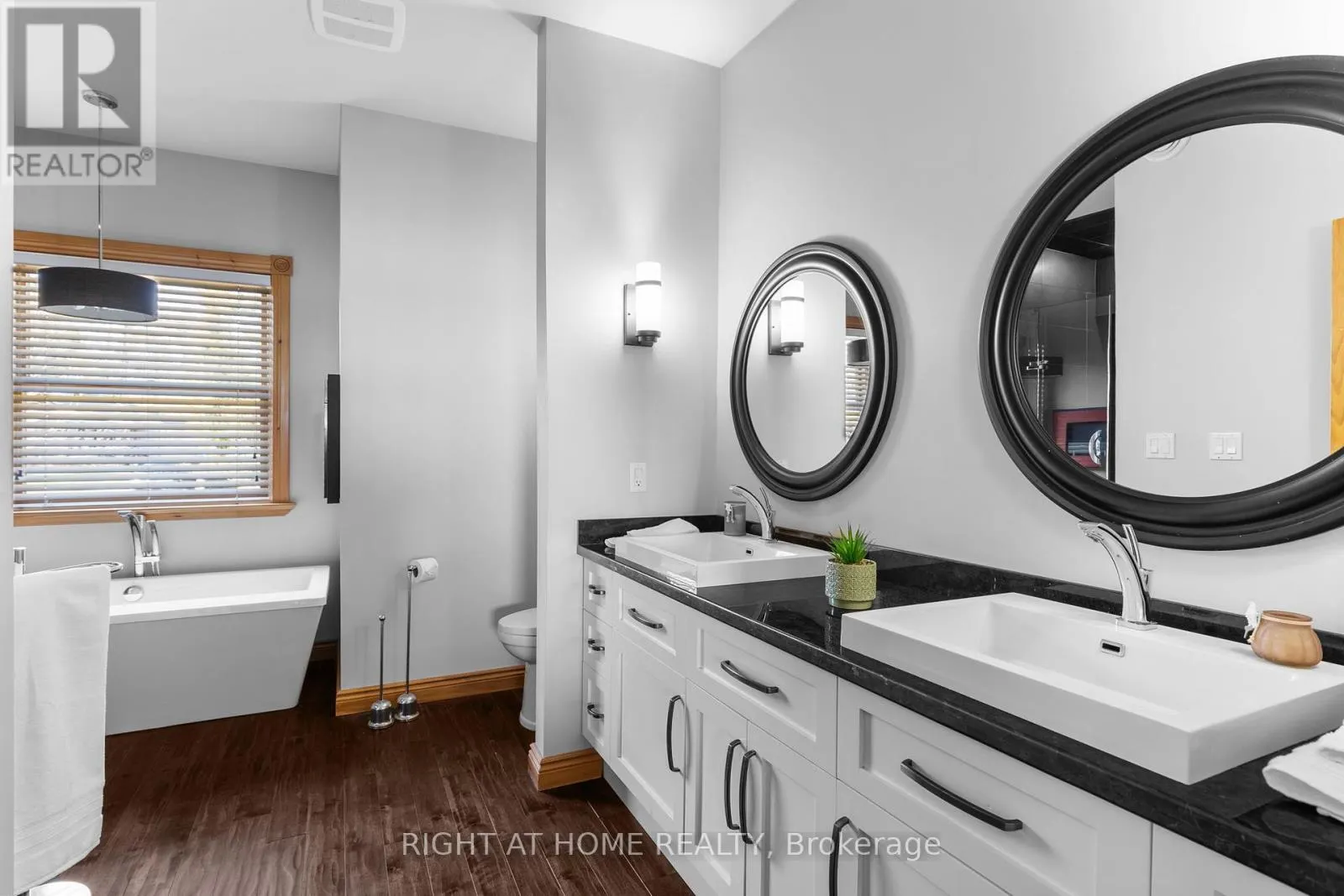 21 LAKESHORE ROAD E