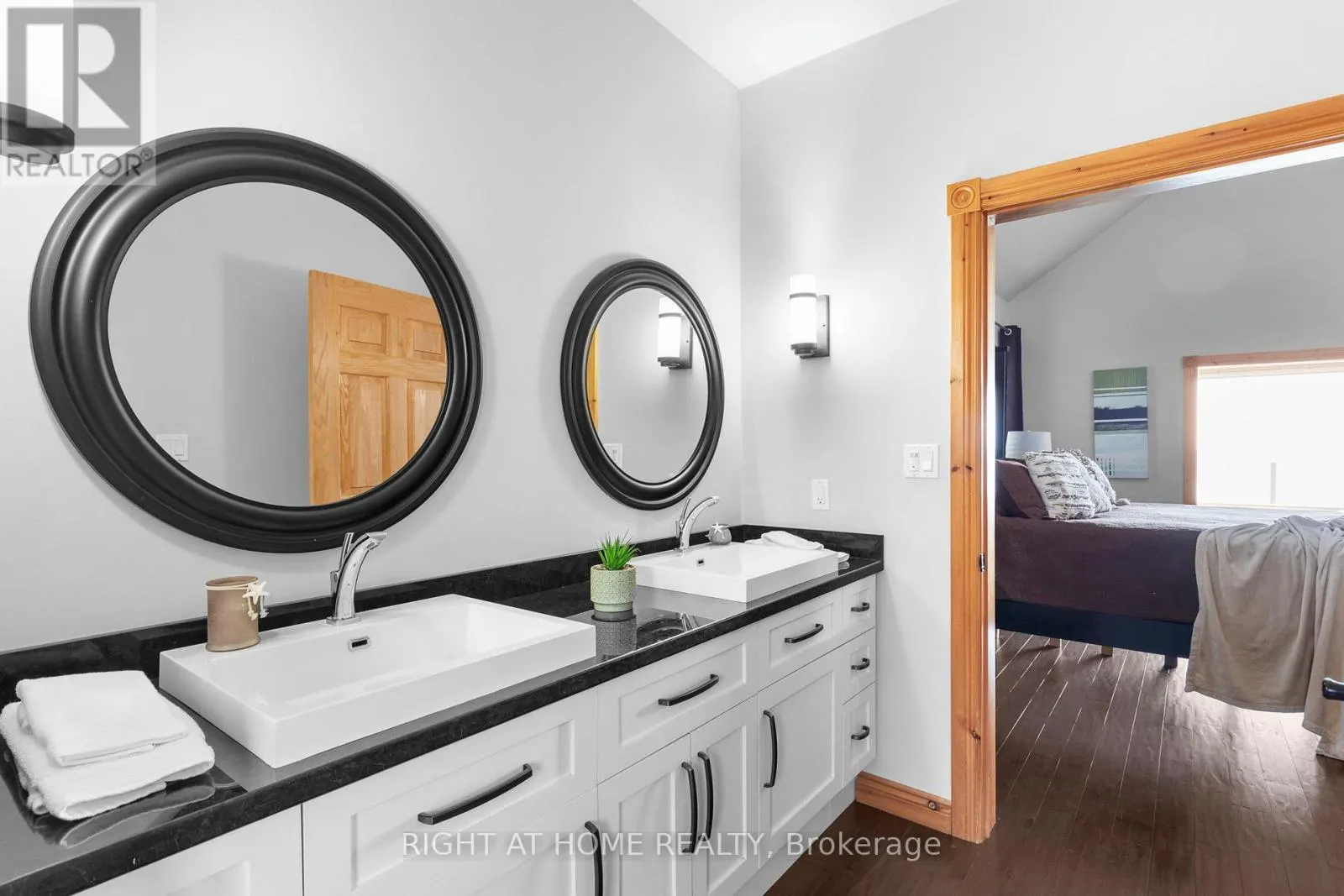 21 LAKESHORE ROAD E