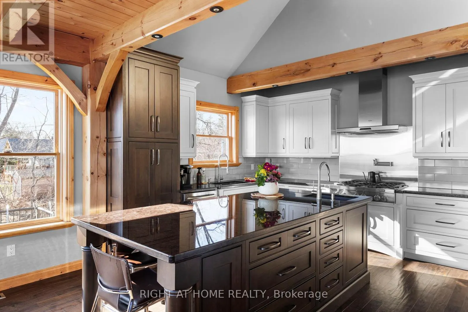 21 LAKESHORE ROAD E