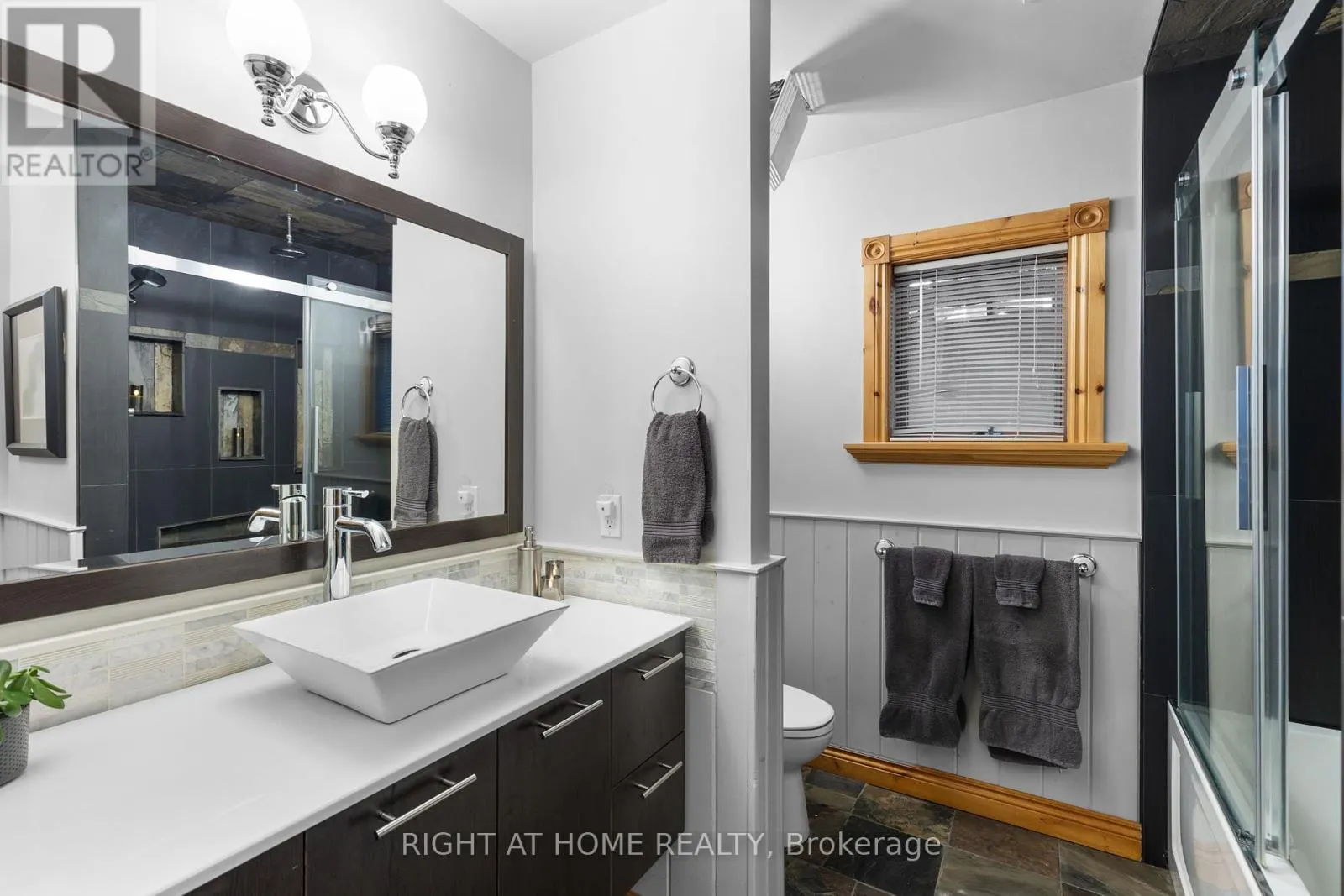 21 LAKESHORE ROAD E