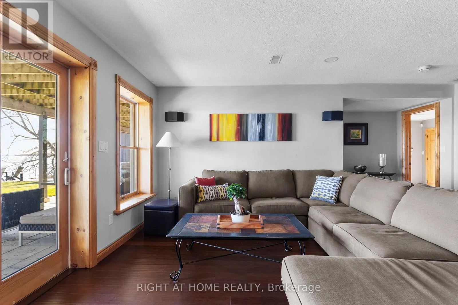 21 LAKESHORE ROAD E