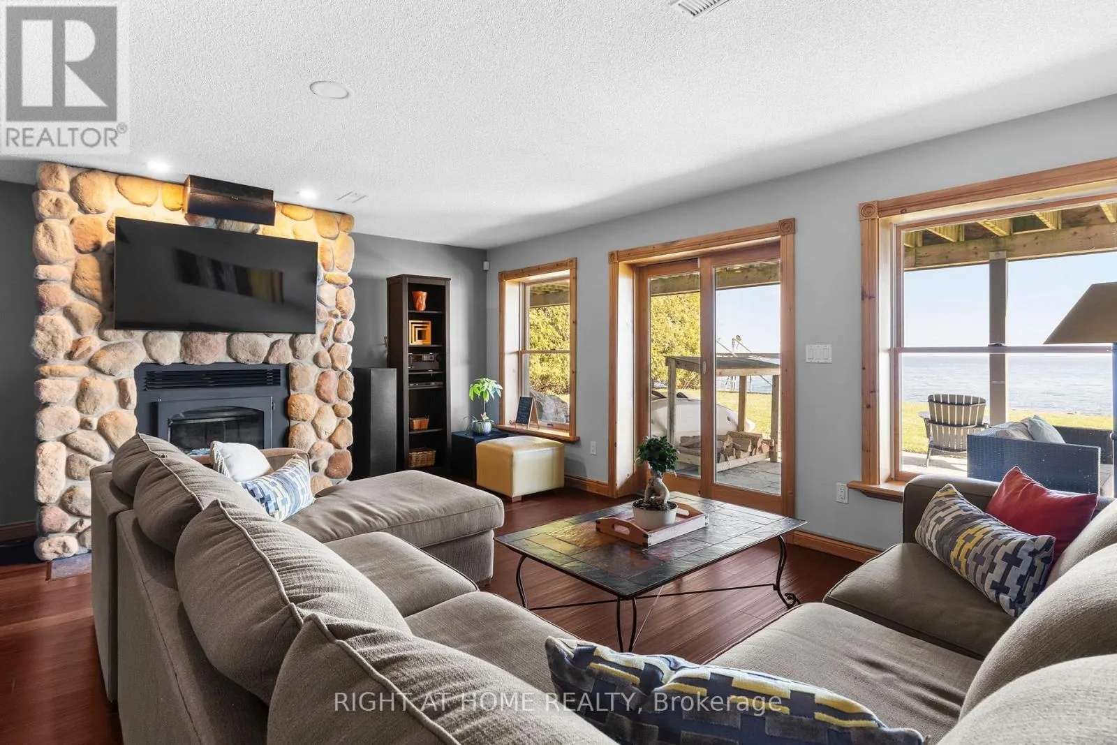 21 LAKESHORE ROAD E
