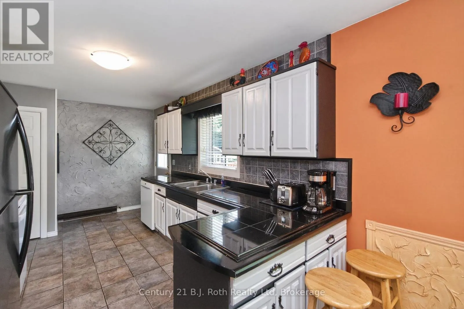 573 LAFONTAINE ROAD E