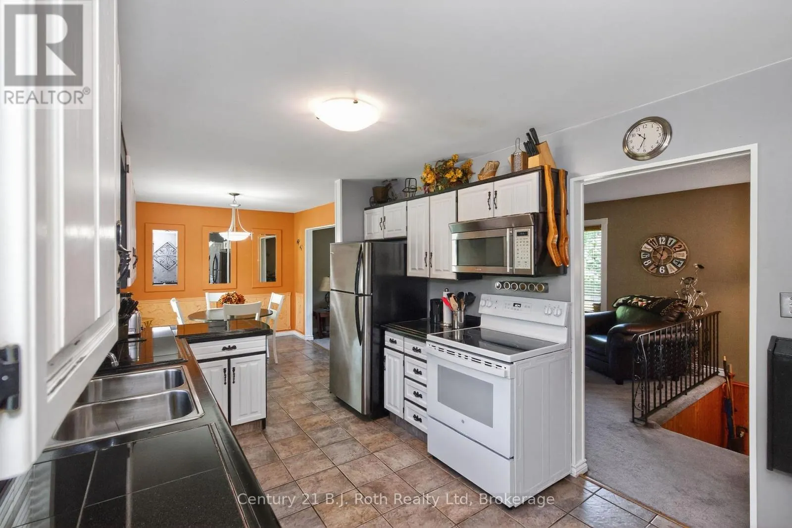 573 LAFONTAINE ROAD E