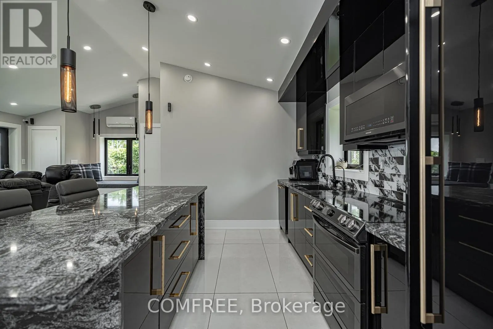 901 WOODLAND DRIVE