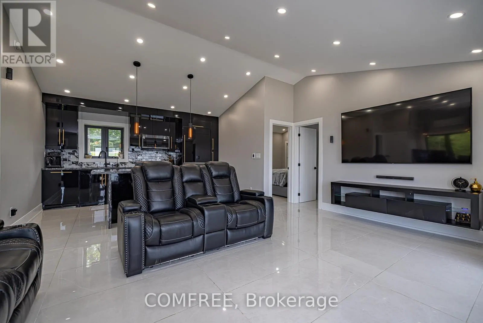 901 WOODLAND DRIVE