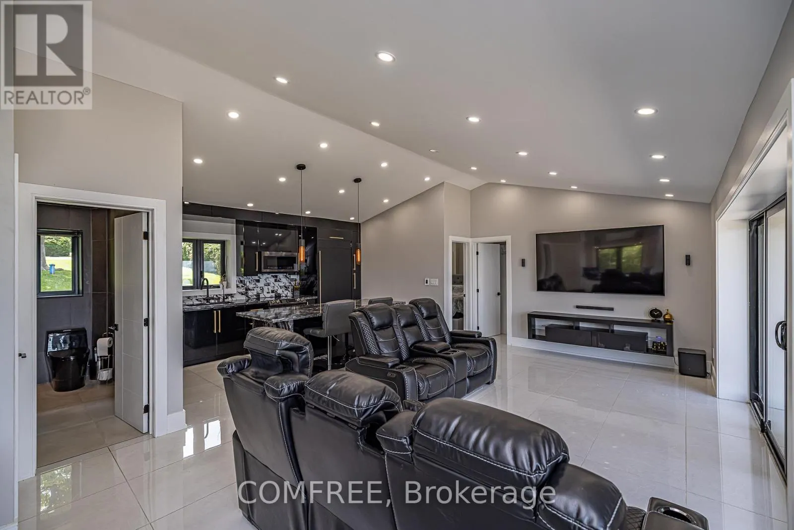 901 WOODLAND DRIVE