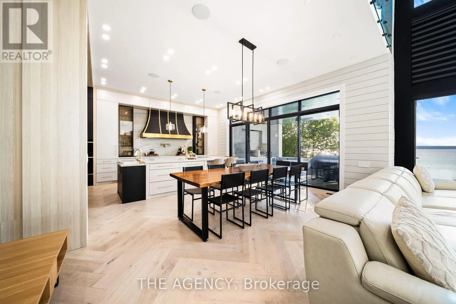 462 SILVER BIRCH DRIVE