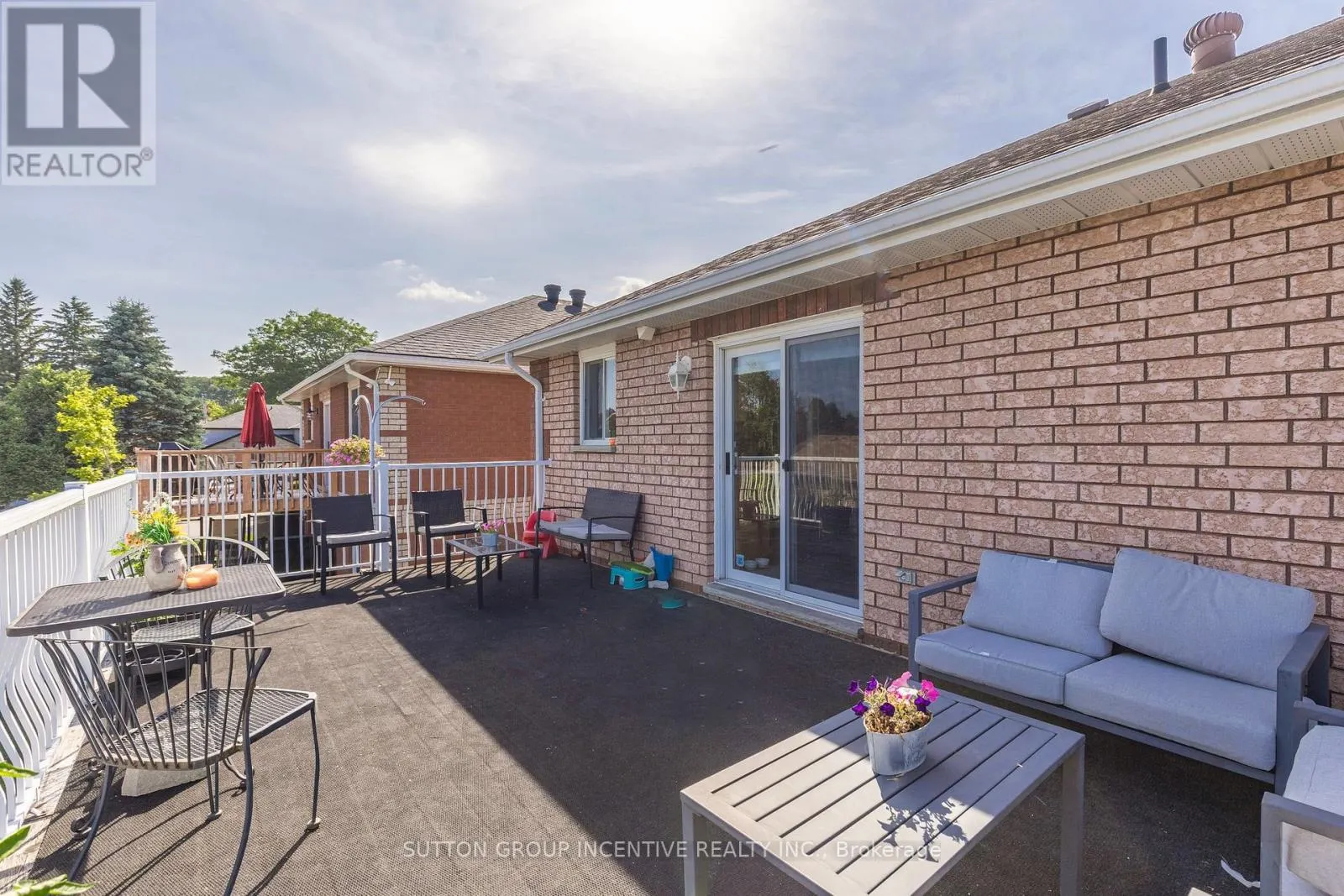 635 WAYNE CRESCENT
