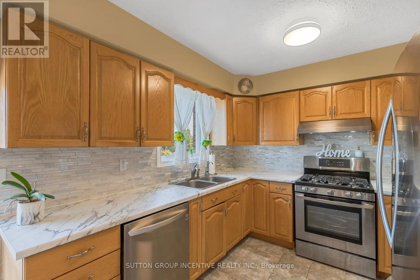 635 WAYNE CRESCENT