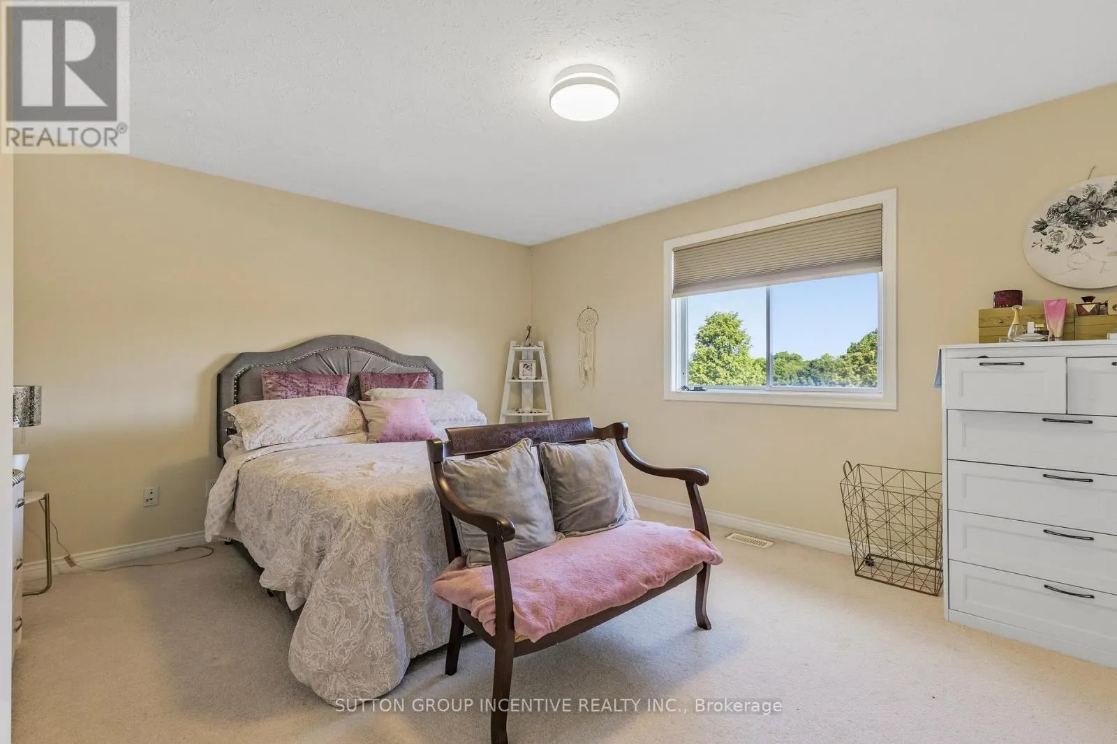 635 WAYNE CRESCENT