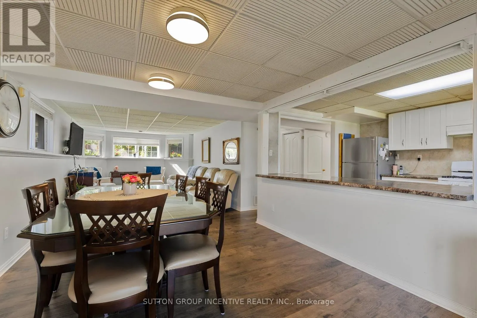 635 WAYNE CRESCENT