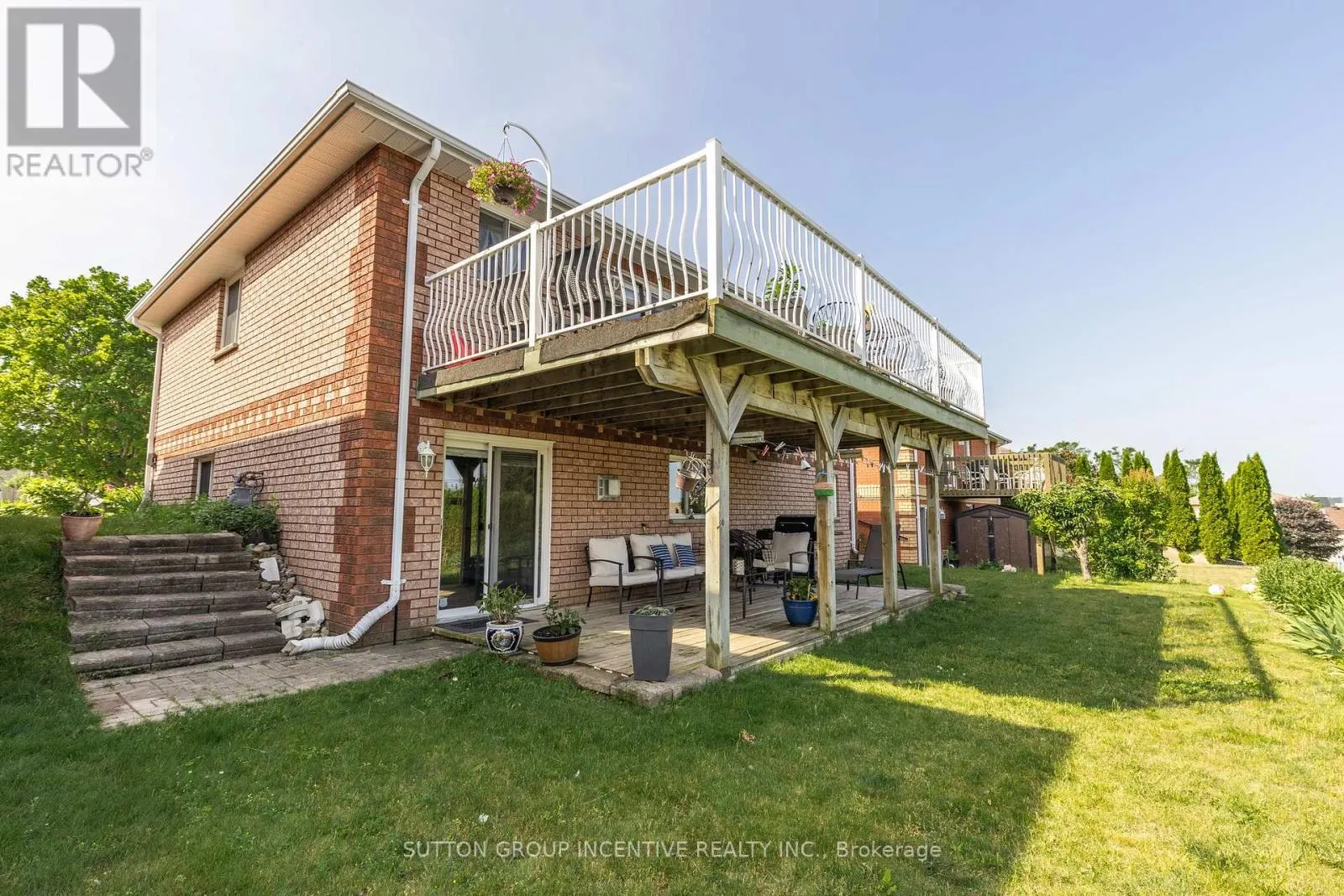 635 WAYNE CRESCENT