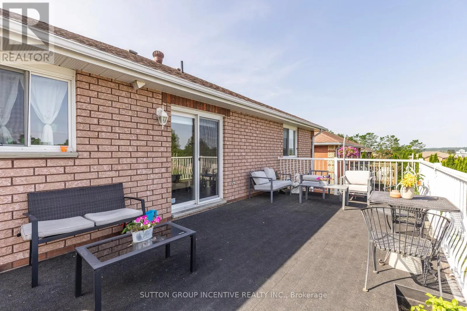 635 WAYNE CRESCENT