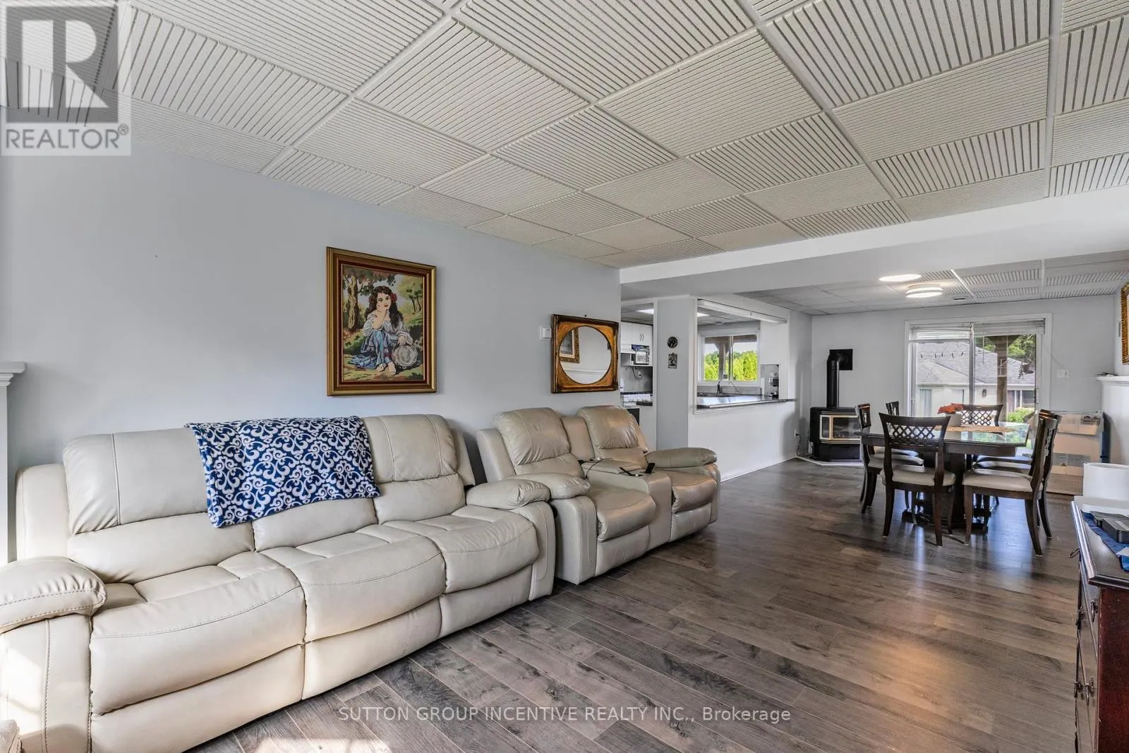 635 WAYNE CRESCENT
