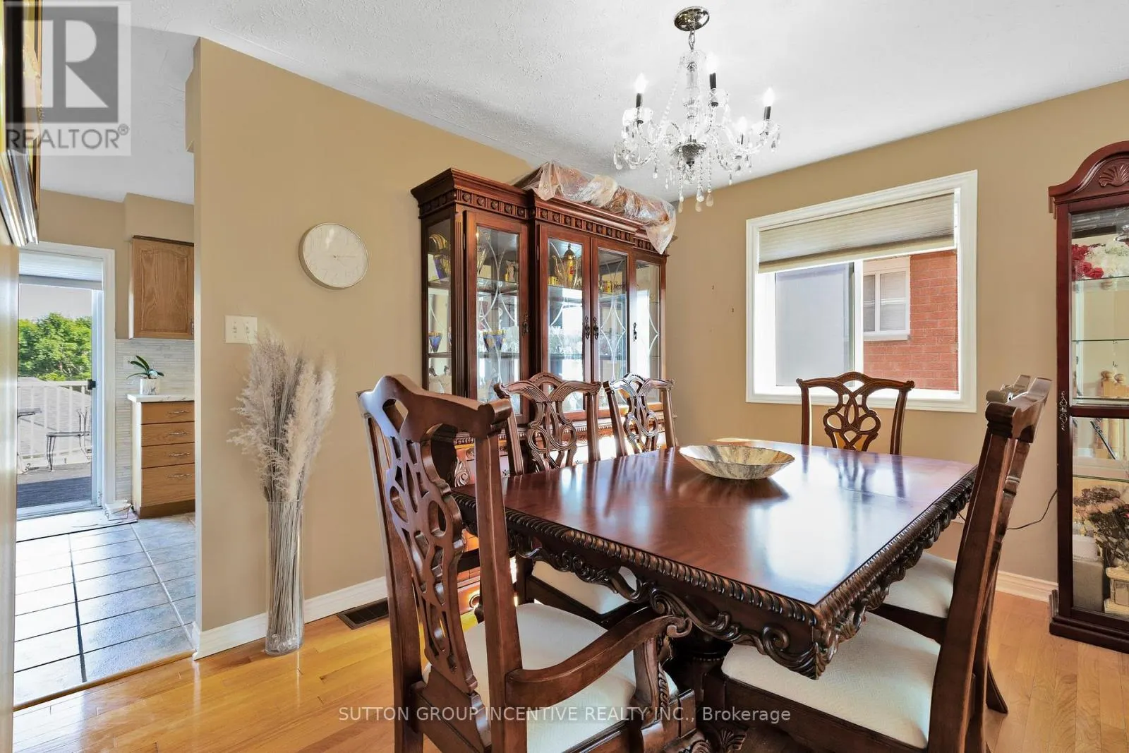 635 WAYNE CRESCENT