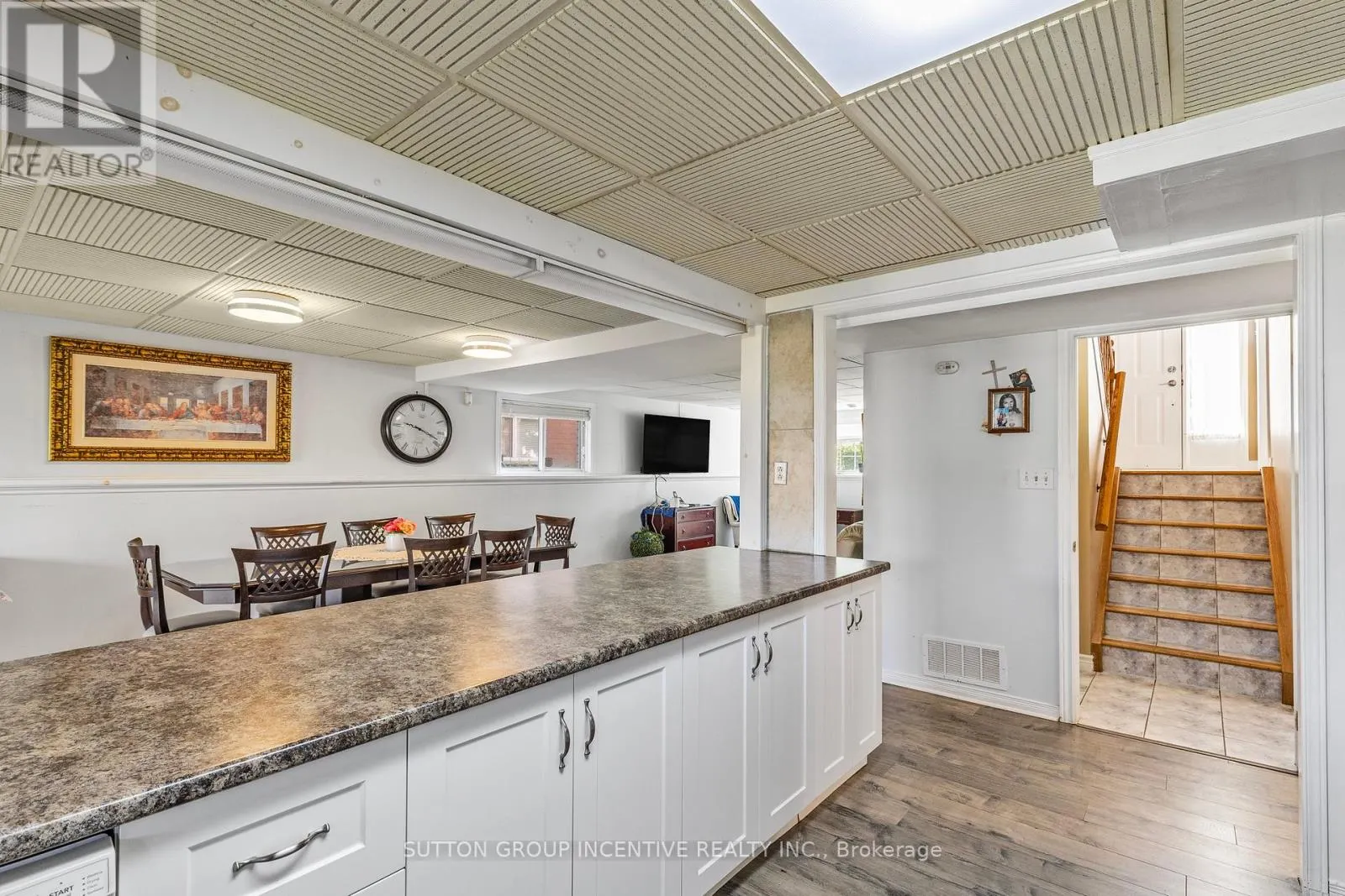635 WAYNE CRESCENT