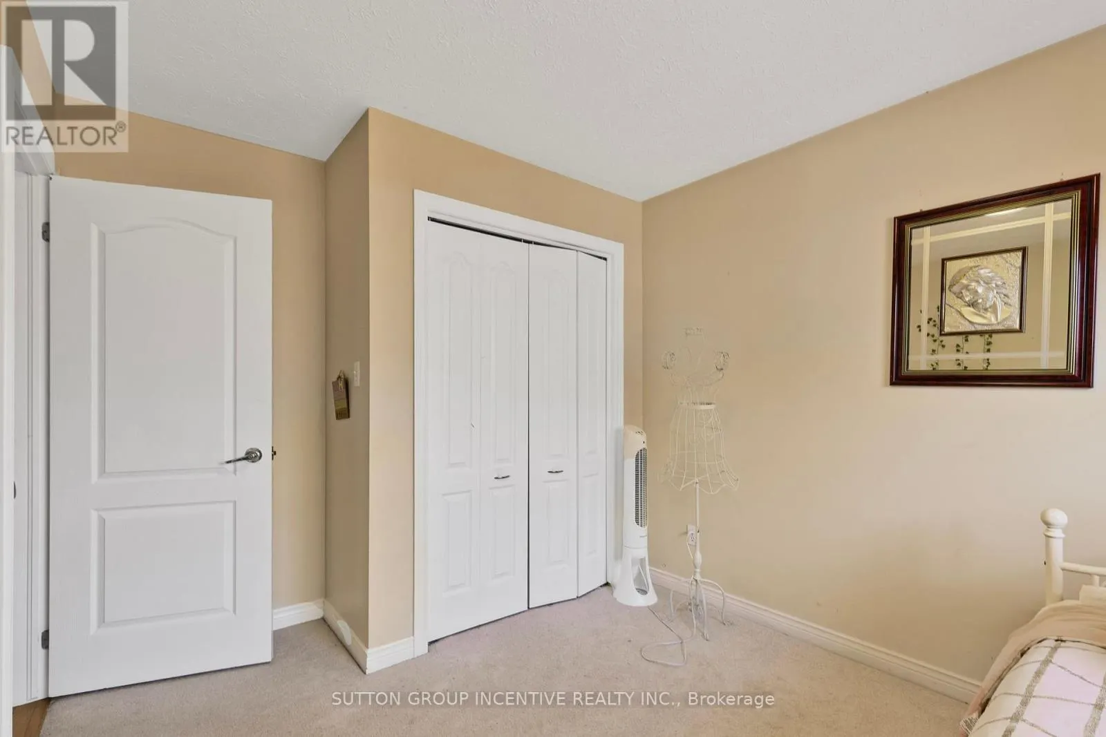 635 WAYNE CRESCENT