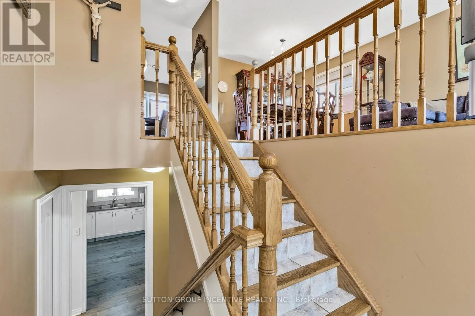 635 WAYNE CRESCENT