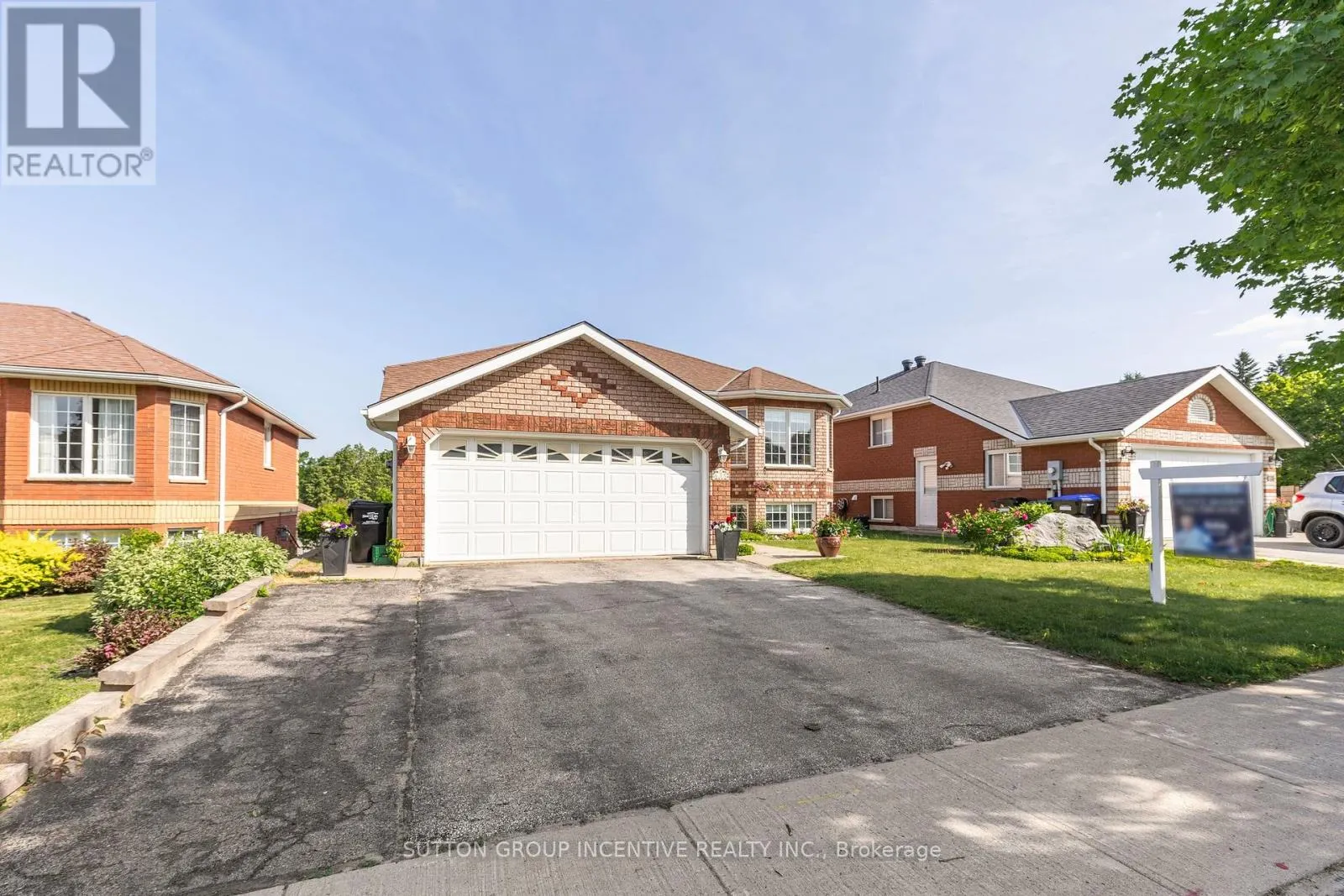 635 WAYNE CRESCENT