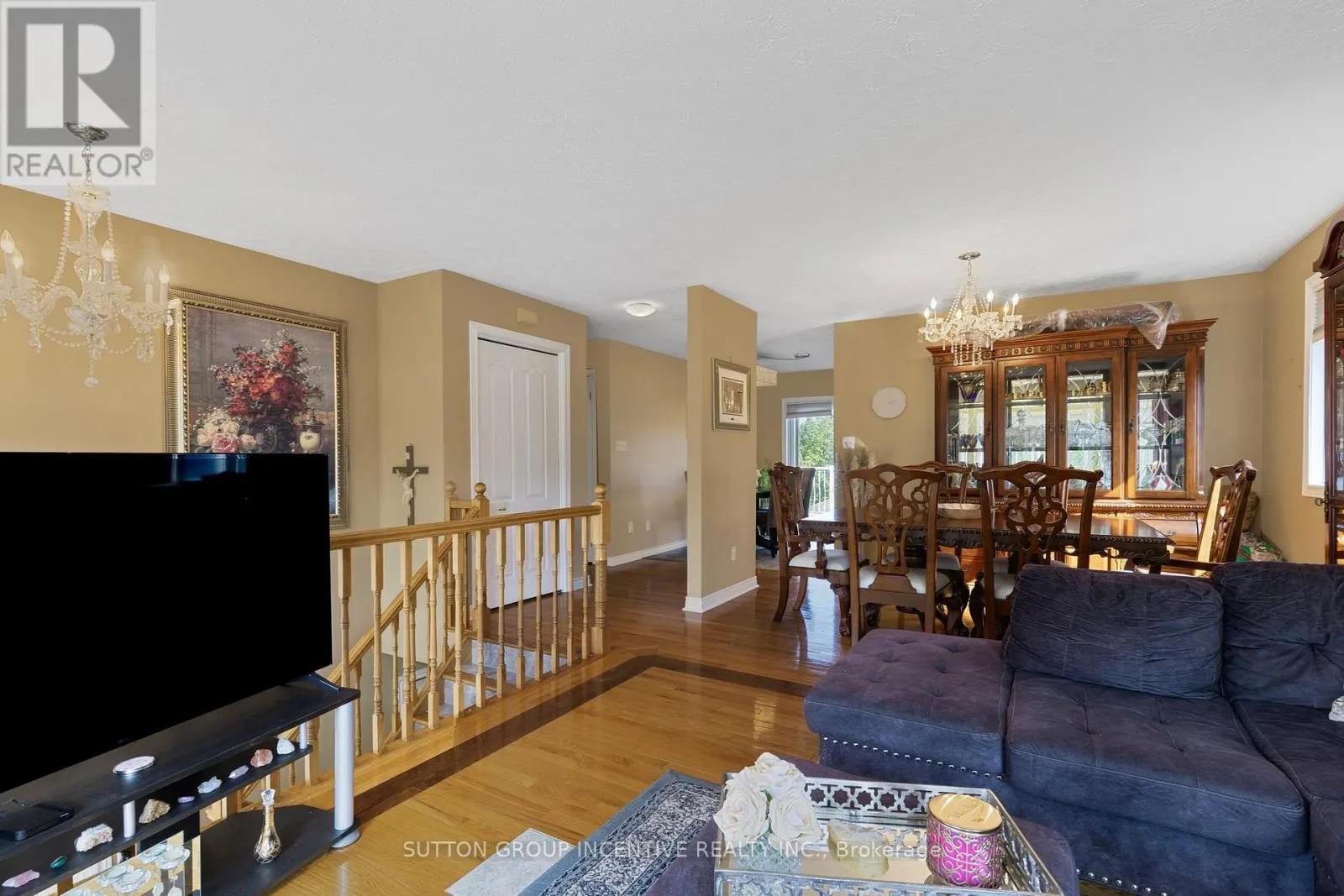 635 WAYNE CRESCENT