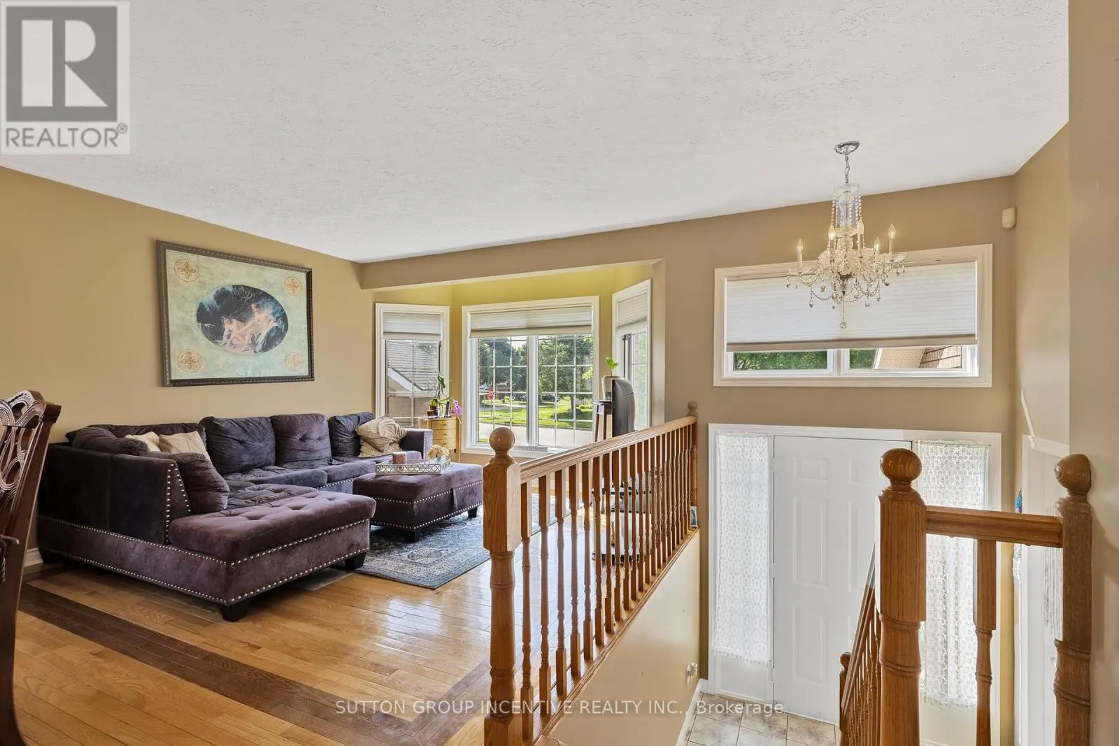 635 WAYNE CRESCENT