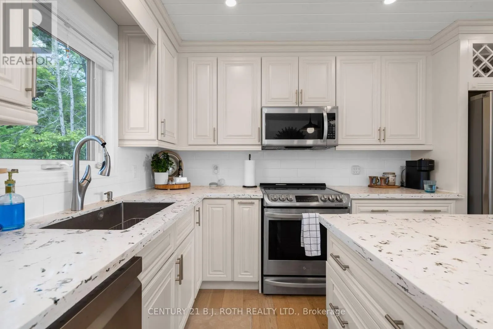 95 LAKESHORE ROAD E