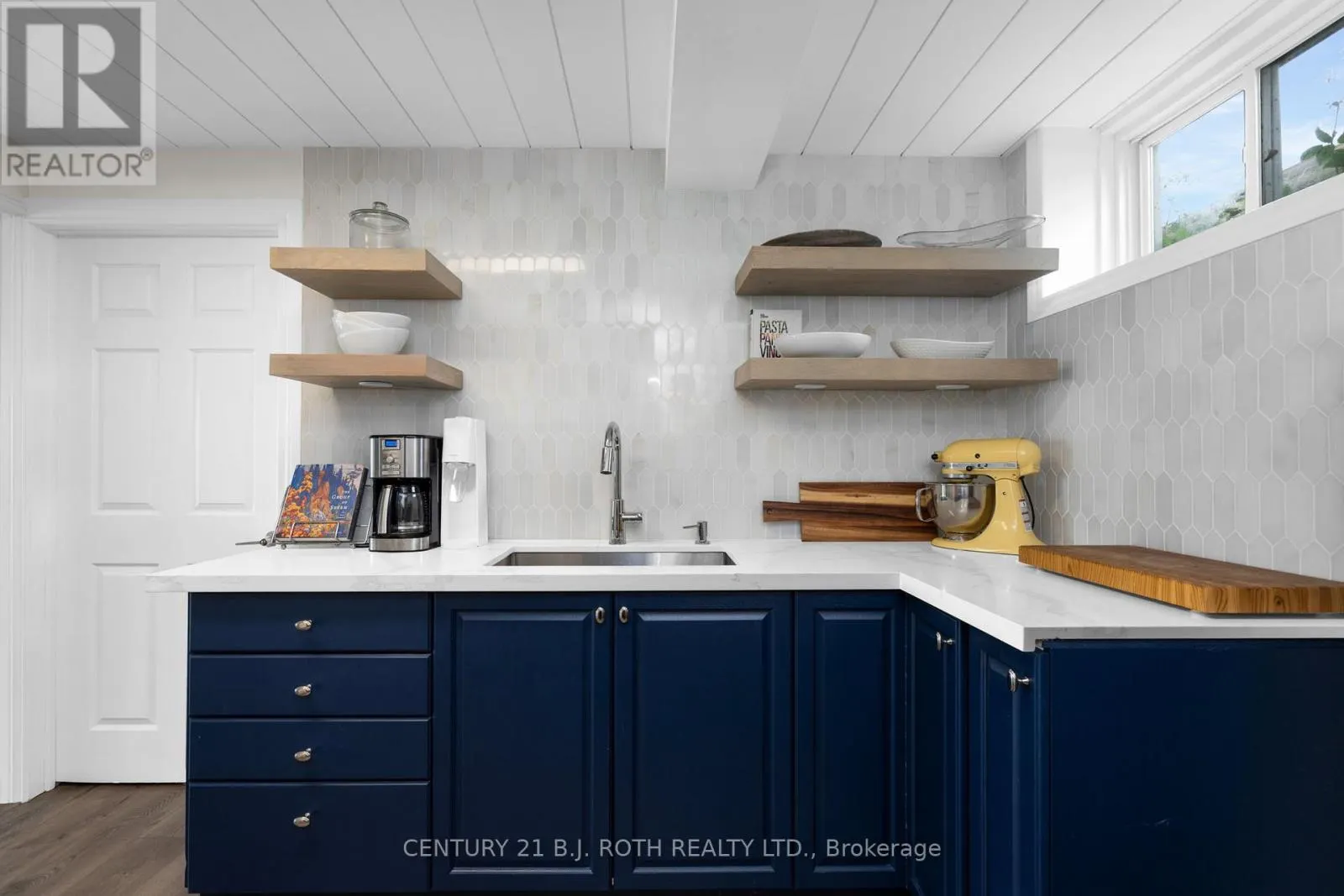 95 LAKESHORE ROAD E
