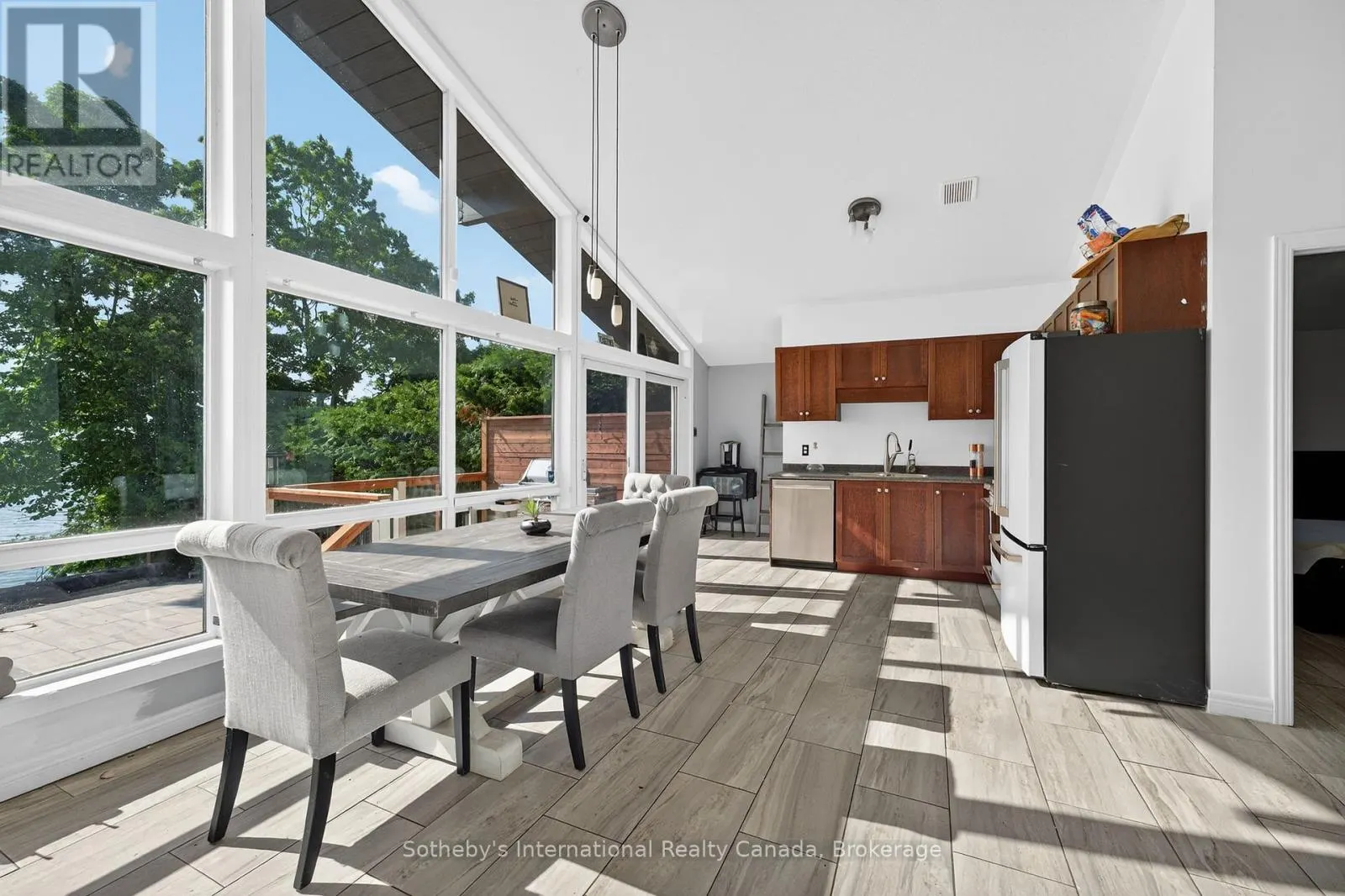 211 MOON POINT DRIVE