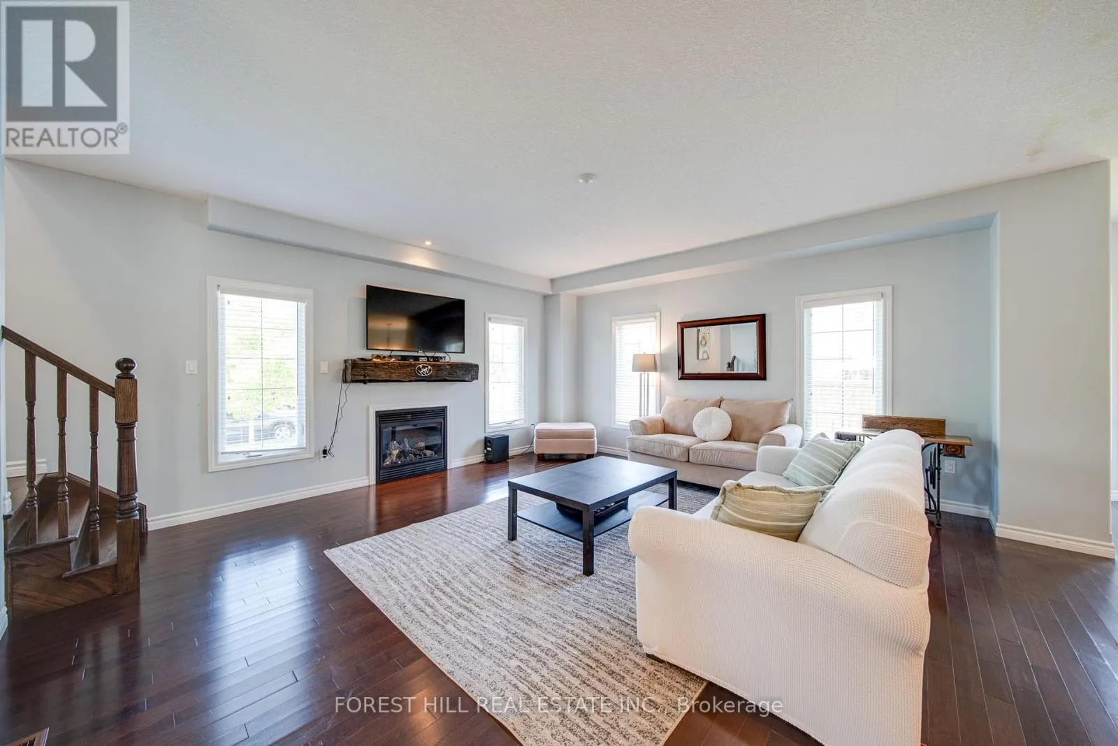 54 CHAMBERLAIN CRESCENT