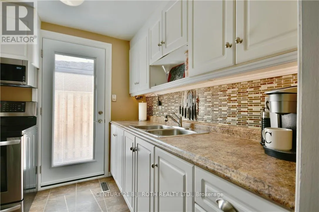 624 BAYVIEW DRIVE