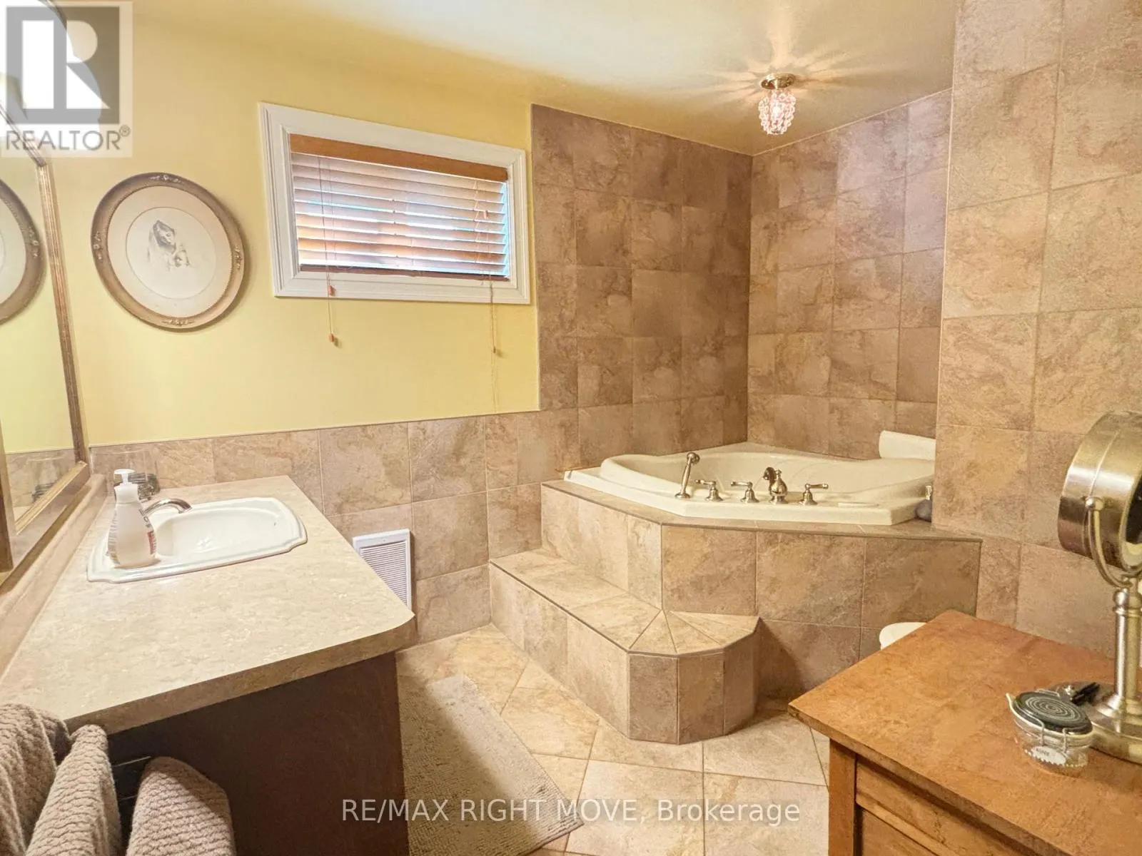 1185 WOODLAND DRIVE