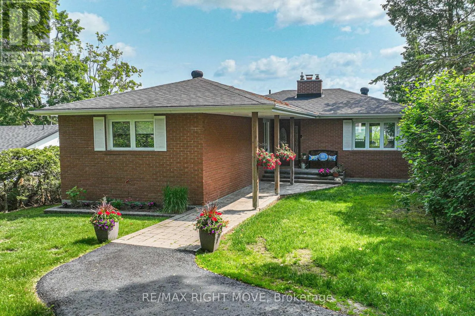 905 WOODLAND DRIVE