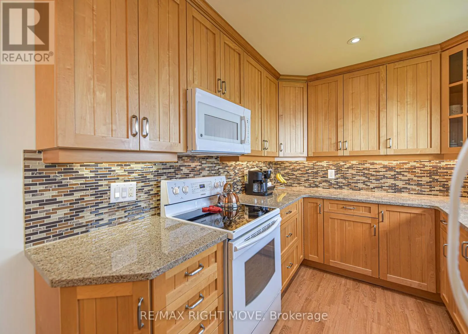 905 WOODLAND DRIVE