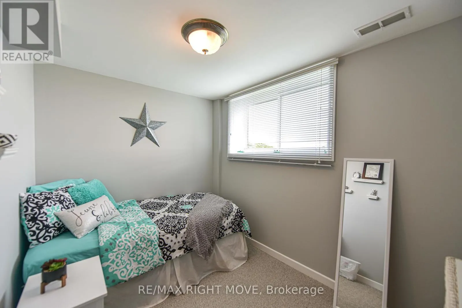 905 WOODLAND DRIVE